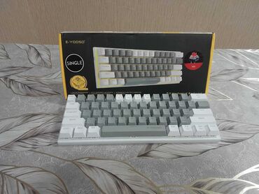 Klaviaturalar: E-Yooso markalı, boz və ağ rənglərdə olan 60% mexaniki klaviatura