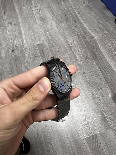 saat aksesuarları: Qara rəngli metal qolbaqlı mexaniki qol saatı. Saatın siferblatı boz — 5