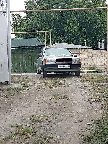 фургоны категории б: Mercedes-Benz 190E (W201) sedan - Kuzov: 4 qapılı sedan, gümüşü rəng — 1
