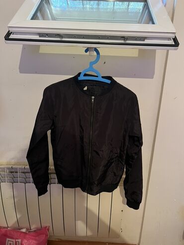 Свитера: Qara “bomber” tipli yüngül jaket. - Rəng: qara, arxada iri ağ “VOGUE