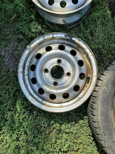 Gume i felne: 4 komada čelične felne R14, sa 2 dosta dobre polovne zimske gume. Na — 17
