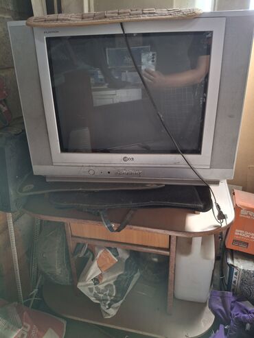 lcd мониторы: Телевизор CRT-типа с плоским экраном, выполненный в серебристо-сером