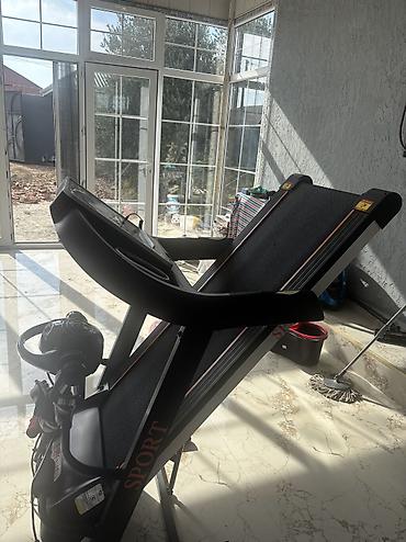 qaçış trenajorları: Elektrikli qaçış trenajoru - Geniş qaçış səthi: təxminən 42–45 sm en — 2