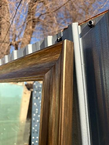 Зеркала: В наличии Золото-коричневое зеркало, рамка ПВХ Ширина рамки: 2,7 см — 3