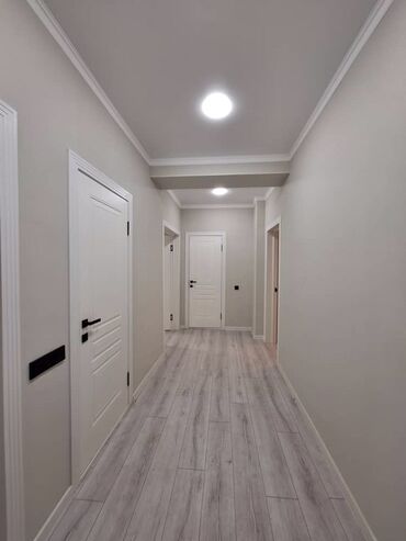 Ремонт под ключ: Светлая современная отделка квартиры в нейтральной гамме. - Полы — 7