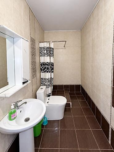 Продажа коммерческой недвижимости: Продаю гостиницу в центре г Кант 5 номеров + двух комнатный дом — 3