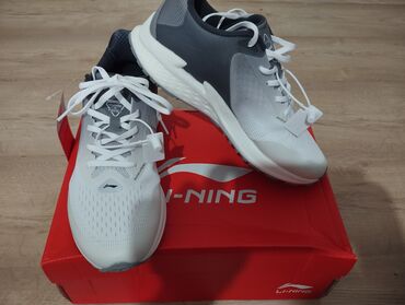 спортивные ботинки: Срочно продаю кроссовки от LI-NING оригинал!!!