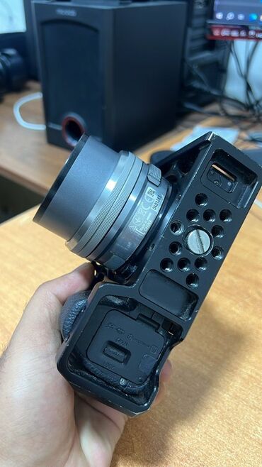фото апарат сони: Компактная беззеркальная камера Sony 6500, оснащенная объективом E