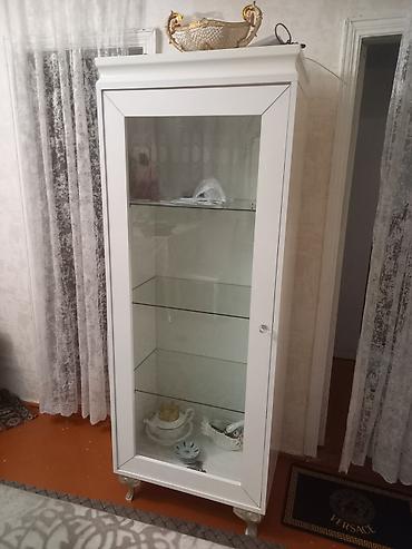 Qonaq otagi ucun dolab satilir. Ela veziyetdedir hec bir sinigi qirigi