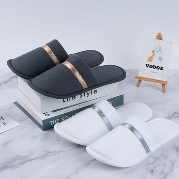 Домашние тапочки: Тапочки унисекс, представленные в различных вариантах: из тисненой — 3