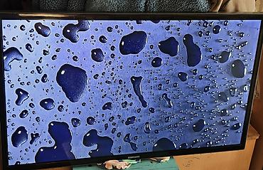 Телевизор Samsung, диагональ экрана около 32–40". - ЖК-панель с