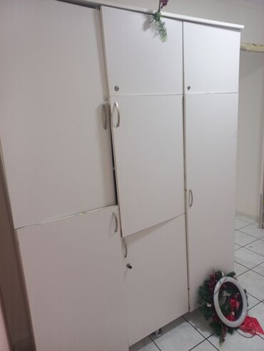 кофейные столы: Шкафы, полки тумбочки, раковинв,два стекляных шкафчика целые. отдам