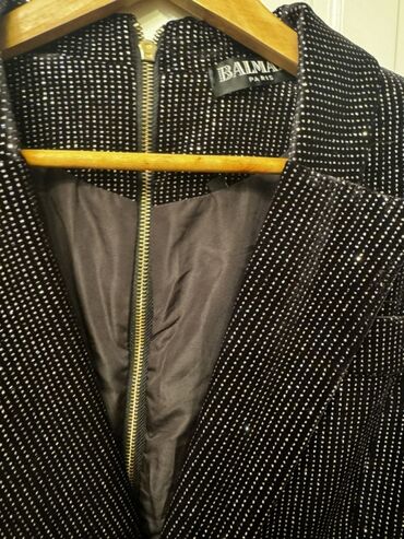 Ziyafət donları: Qara rəngdə, xırda parıltılı daşlarla bəzədilmiş qadın — 5