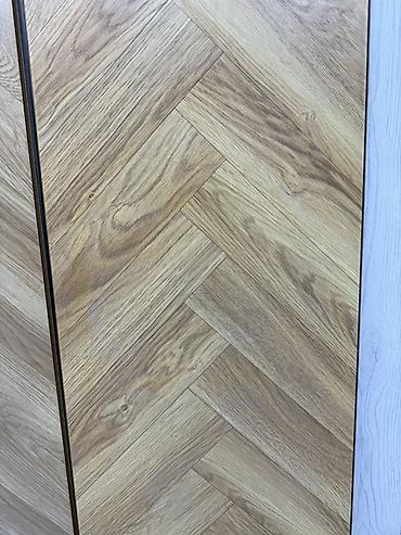 Ламинат под ёлочку (herringbone), декор «натуральный дуб». - Формат at lalafo.kg Ламинат под ёлочку (herringbone), декор «натуральный дуб». - Формат