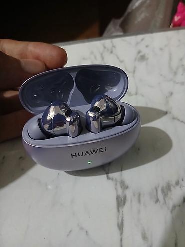 Huawei FreeBuds (gümüş güzgü effektli qulaqlıq başlıqları) – kompakt