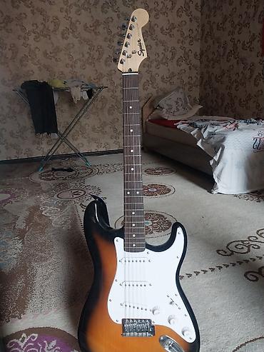 электрогитар: Продаю комплект электрогитара Squier stratocaster, комбоучилитель — 2