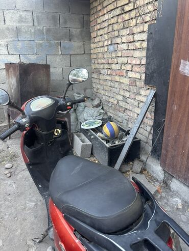 куплю электро муравей: Красный скутер с двигателем 120 куб. см, предназначенный для городской