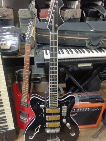 Elektro gitaralar: Üç tək bobinli pikapı və yarı oyulmuş rezonans qutusuna malik qara