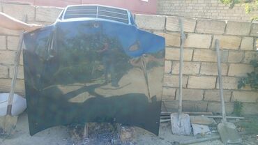 фольксваген поло новый кузов комплектации: Qara rəngli, Mercedes markalı avtomobilin kapotu. Üzərində radiator