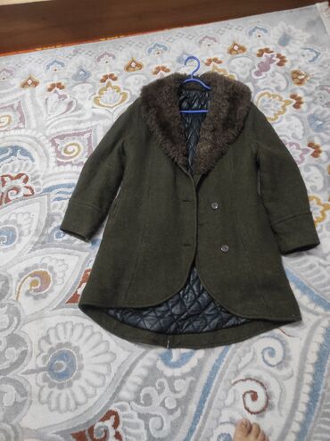 коричневое пальто: Пальто