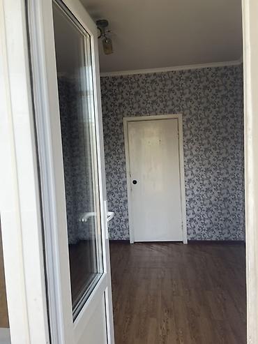 Комнаты: Сдаётся 1 комната в 3-комнатной квартире 🏠 📍 Район Ошского базара 💰 15 — 2