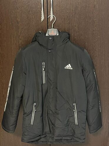 Pencəklər: Adidas Kids qış gödəkcəsi - Rəng: qara, ağ loqo və ağ zolaq detalları