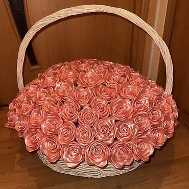 атласные букеты: Большая корзина из 91 розы | Атласные розы | Подарок Количество роз — 1