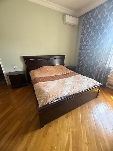 Ev üçün mebel: Yataq otağı dəsti Tərkib: - İki nəfərlik taxta çarpayı (qaranlıq qoz — 4