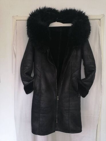 Krzneni kaputi: Monton intenzivno crne boje sa kapuljacom i punijim toplim krznom na lalafo.rs — 9 Krzneni kaputi: Monton intenzivno crne boje sa kapuljacom i punijim toplim krznom — 9