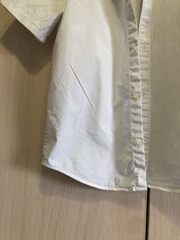 молодежная одежда: Белая х/б школьная рубашка с коротким рукавом и отложным воротником