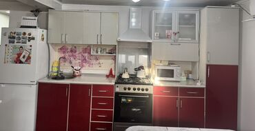 шкаф маленький вместительный: Кухонный гарнитур, Б/у, цвет - Красный