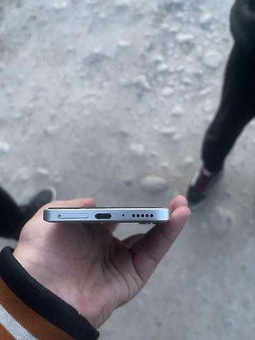 Другие мобильные телефоны: Смартфон с плоскими гранями и экраном с тонкими рамками. На дисплее — 3