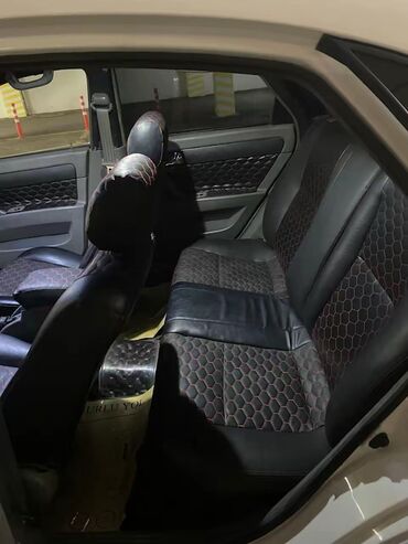 Digər avtomobillər: Ağ rəngdə sedan avtomobil Xüsusiyyətlər: - Kuzov: 4 qapılı sedan, ağ — 12