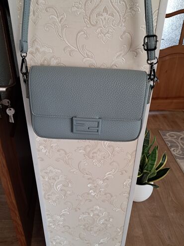 голубая рубашка в полоску женская: Сумка б/у из экокожи, в отличном состоянии. Длина 23, высота 15