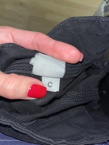 haljine bele: Crne ženske pantalone uskog kroja, jednostavnog i lako uklopivog — 2