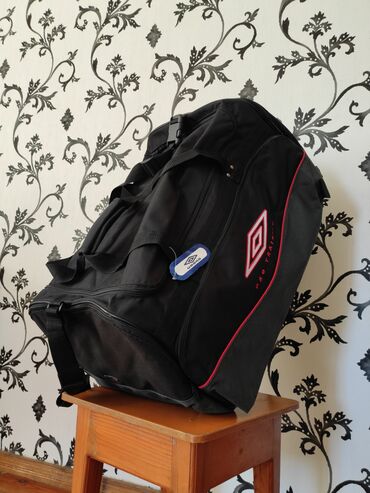 Çamadanlar: Umbro brendindən "Pro Training" seriyasına aid idman çantası. Çanta