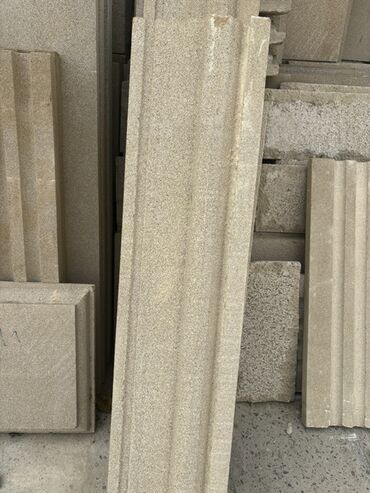 Alçipan: Qumdaşından dekorativ fasad elementləri - Material: təbii qumdaşı -