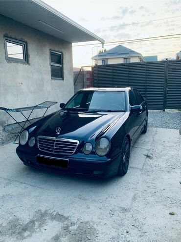продаю авто мерс: Элегантный седан Mercedes-Benz E-класса (W210) в черном цвете