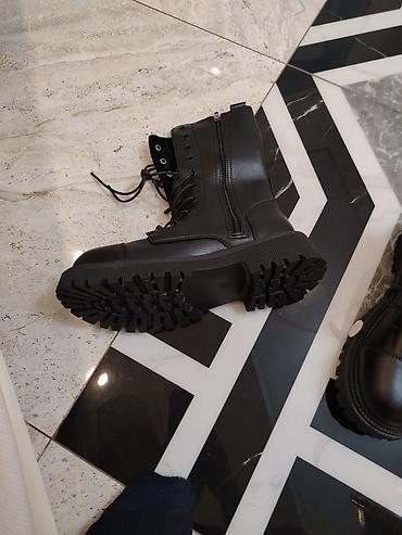 qadın cəkmələri: Qadın üçün Teze qara hərbi üslubda botlar - Material: hamar — 2