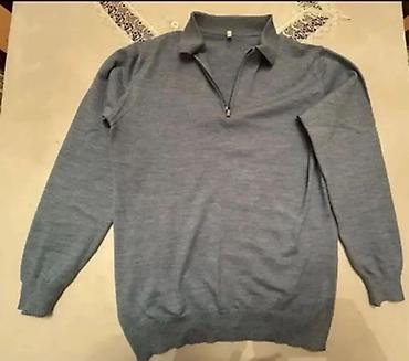 Boz rəngli kişi üçün trikotaj sviter. Model polo yaxalıdır və ön