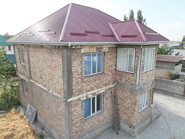 дом продаю ак орго: Үй, 270 кв. м, 5 бөлмө, Риелтор, Эски ремонт