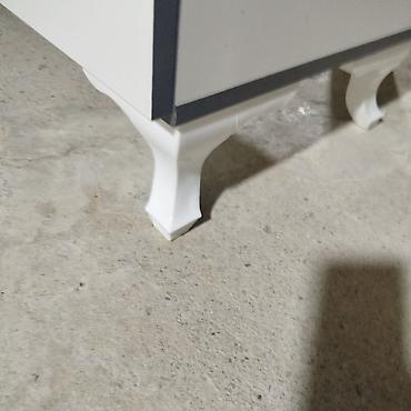 mini drel: Ağ rəngdə 4 çekmeceli komod - Minimalist dizayn: ağ ön panellər, tünd — 8