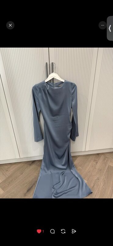 вечернее платье в пол синего цвета: Длинное вечернее платье-футляр с шлейфом Lichi, размер С