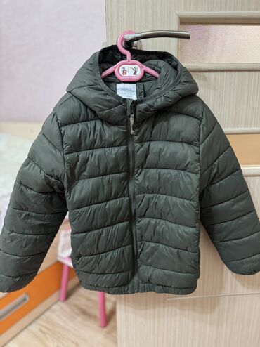 куртка 46 48: Продается куртка на мальчика 4-6 лет в хорошем состоянии. Цена 500 сом