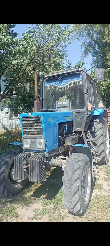 боковое зеркало виндом: Мощный трактор Беларус 82.1, выполненный в синем цвете, предназначен