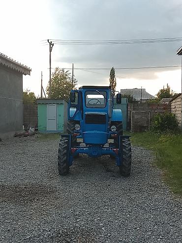 tractor belarus 1221: Mavi rəngli təkərli kənd təsərrüfatı traktoru. Xüsusiyyətlər: - Ön və — 2