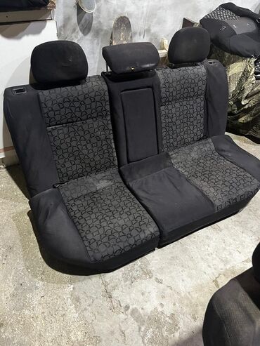 Tavalar: Arxa oturacaq dəsti – 3 yerlik, başaltıları ilə - Material