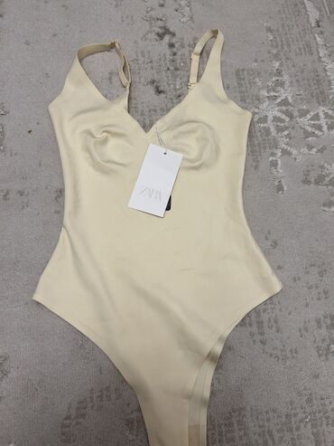 человечки для новорожденных: ZARA bodi – qadın üçün, bej/krem rəngdə, incə və elastik parça. -
