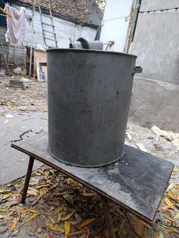контейнер цена бу: Срочная продажа бак нержовейка !!!!!!700 сом!!!!Очень прочный!!!!