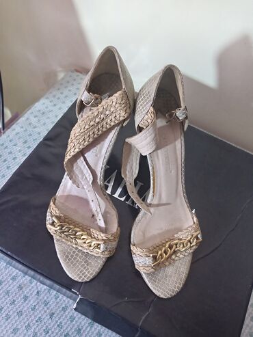 силиконовый бюстгальтер пуш ап: Zərif dizaynlı qadın sandaleti - Rəng: bej/qum tonları - Material